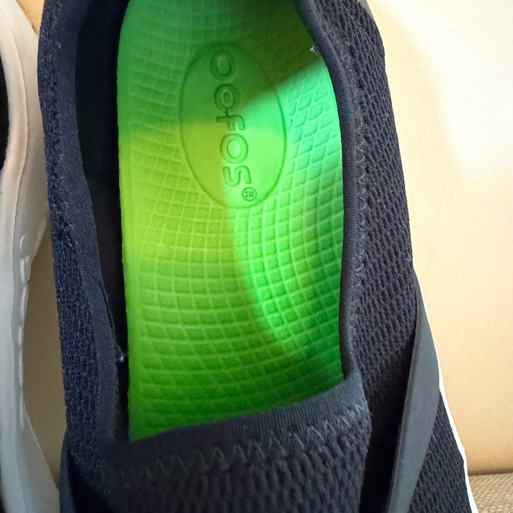 OOFOS Black Slip-On Shoe with Bright Green Insole size 8 - Picture 3 of 7